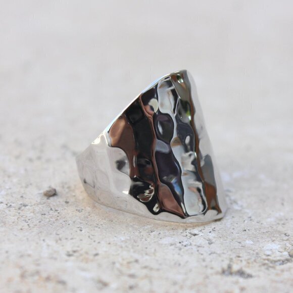 Womens Modern Wide Hammered Metal Silvertone Slim Shiny Bold Band Ring Size 7 - Picture 10 of 16